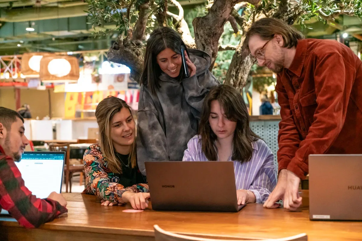 Équipe Shootnbox photo de travail ordinateur portable bureau collègues