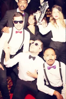 Photobooth soiree noeuds papillon costume mariage selfie de groupe