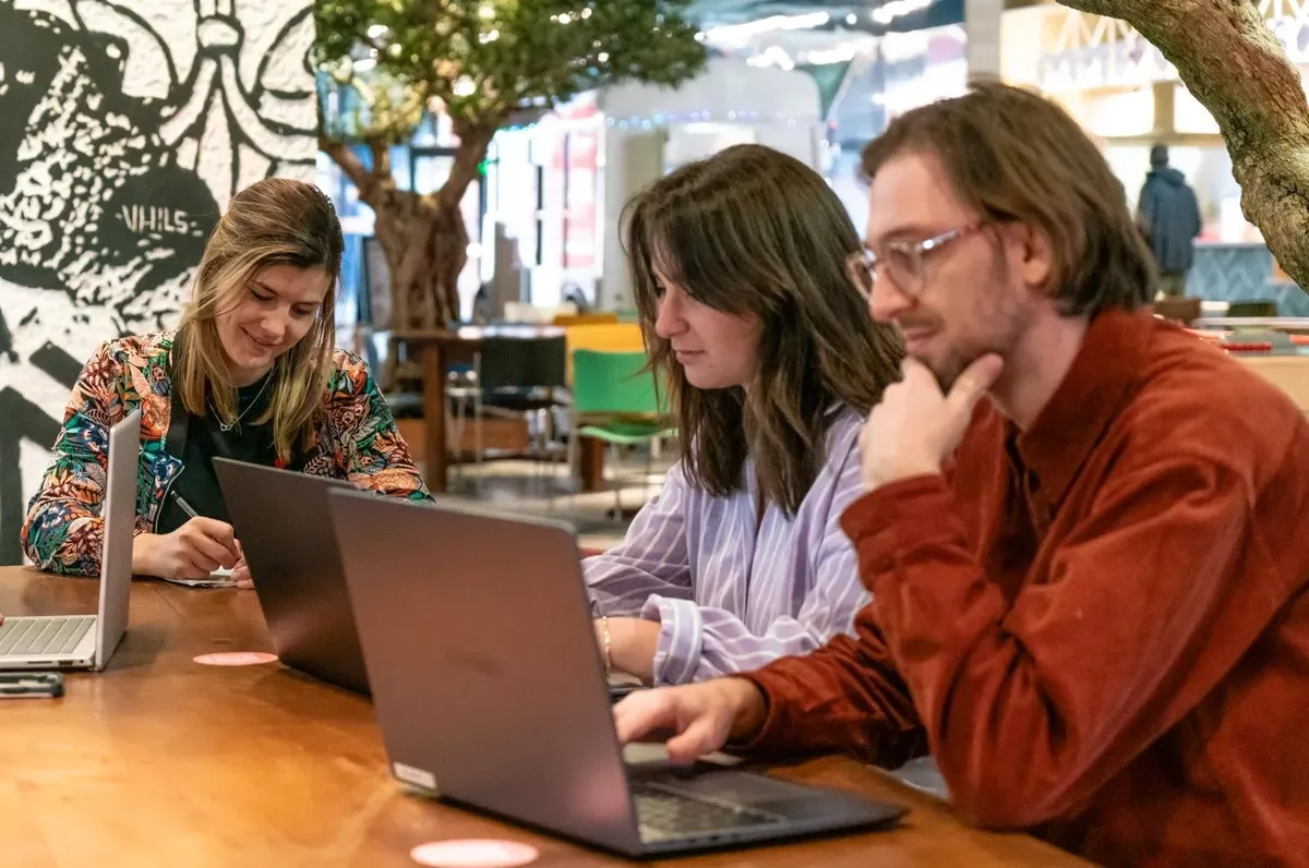 Graphistes Shootnbox créant des visuels sur-mesure