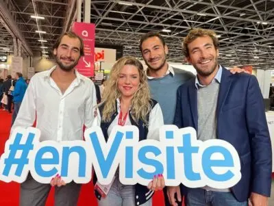 Hashtag d'anniversaire et galerie photo en ligne sur smartphone