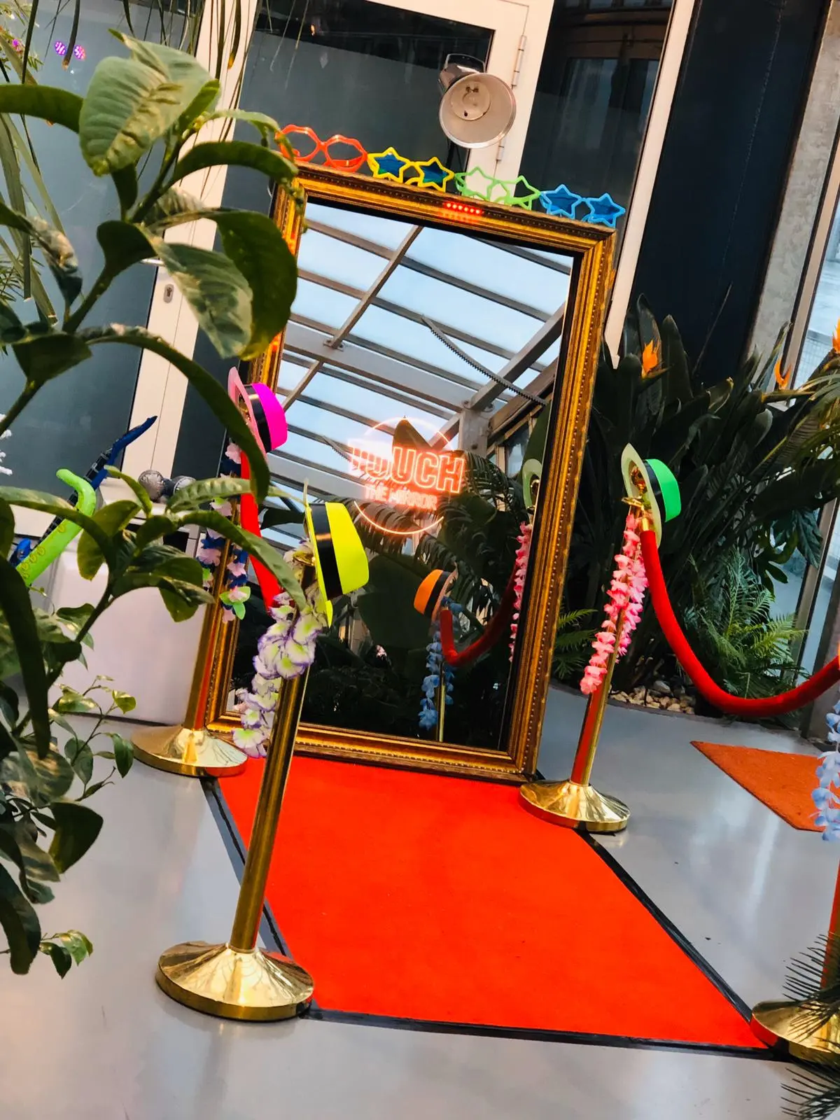 Borne photobooth Miroir Magique Smakk avec écran tactile et flash professionnel