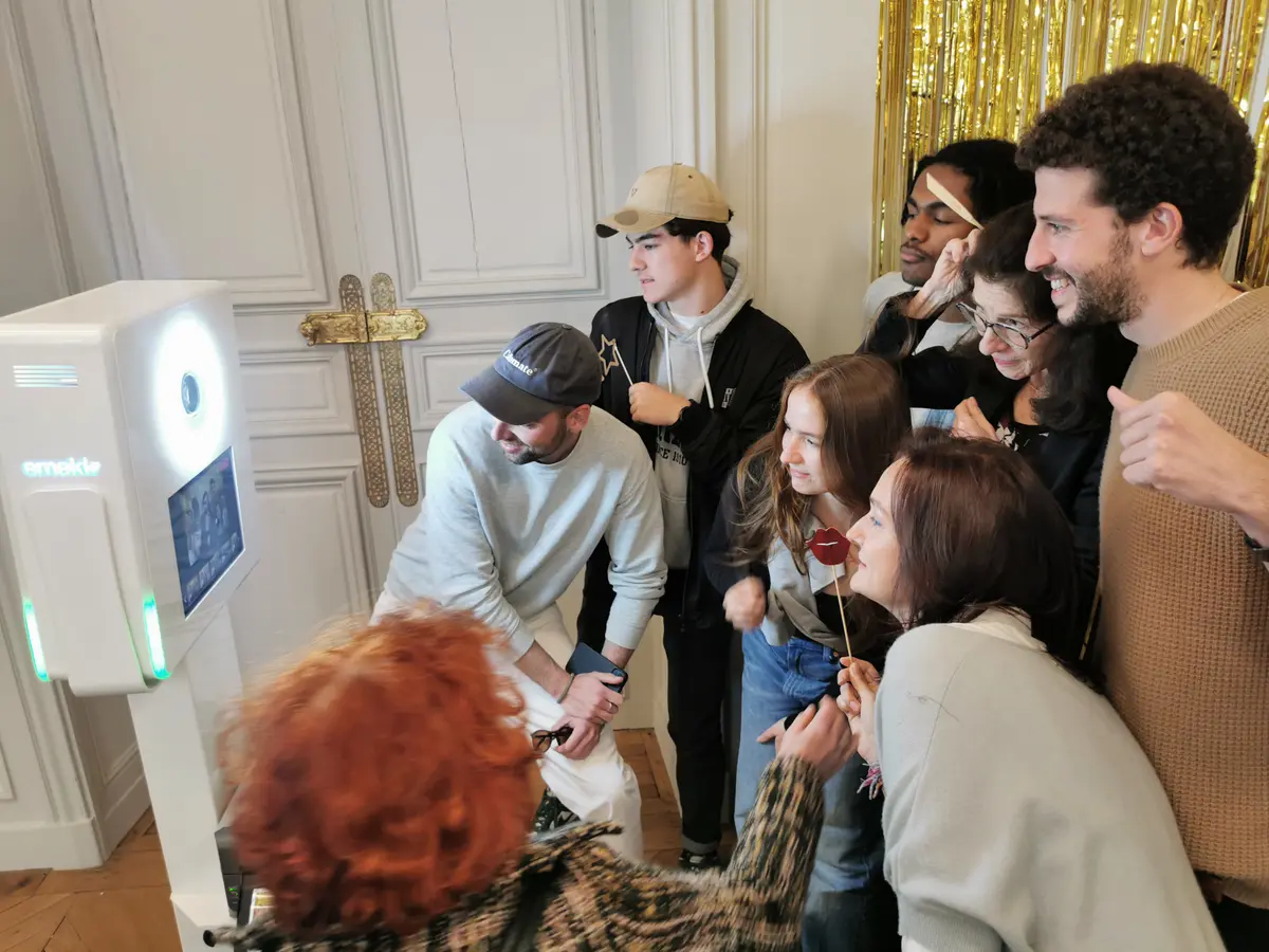 Invités souriants posant devant un photobooth Smakk lors d'un événement