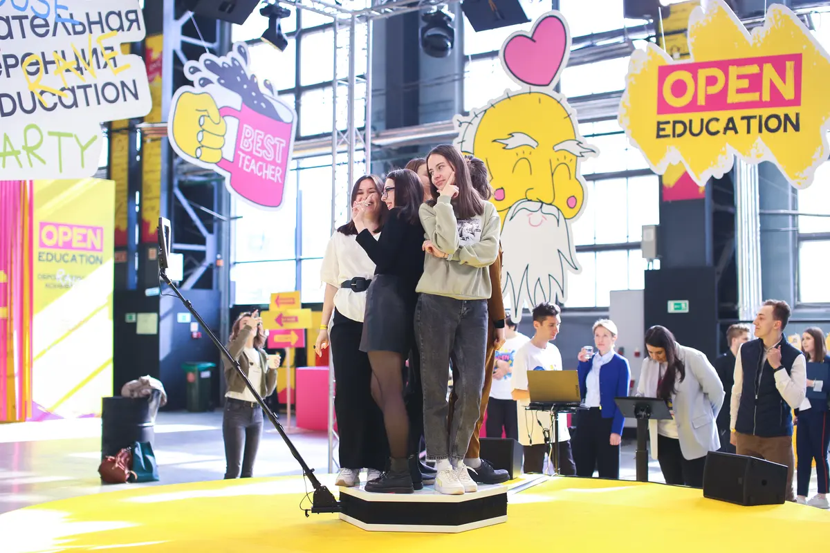 Collecte de données marketing emails via le photobooth 360 pour stratégie B2B