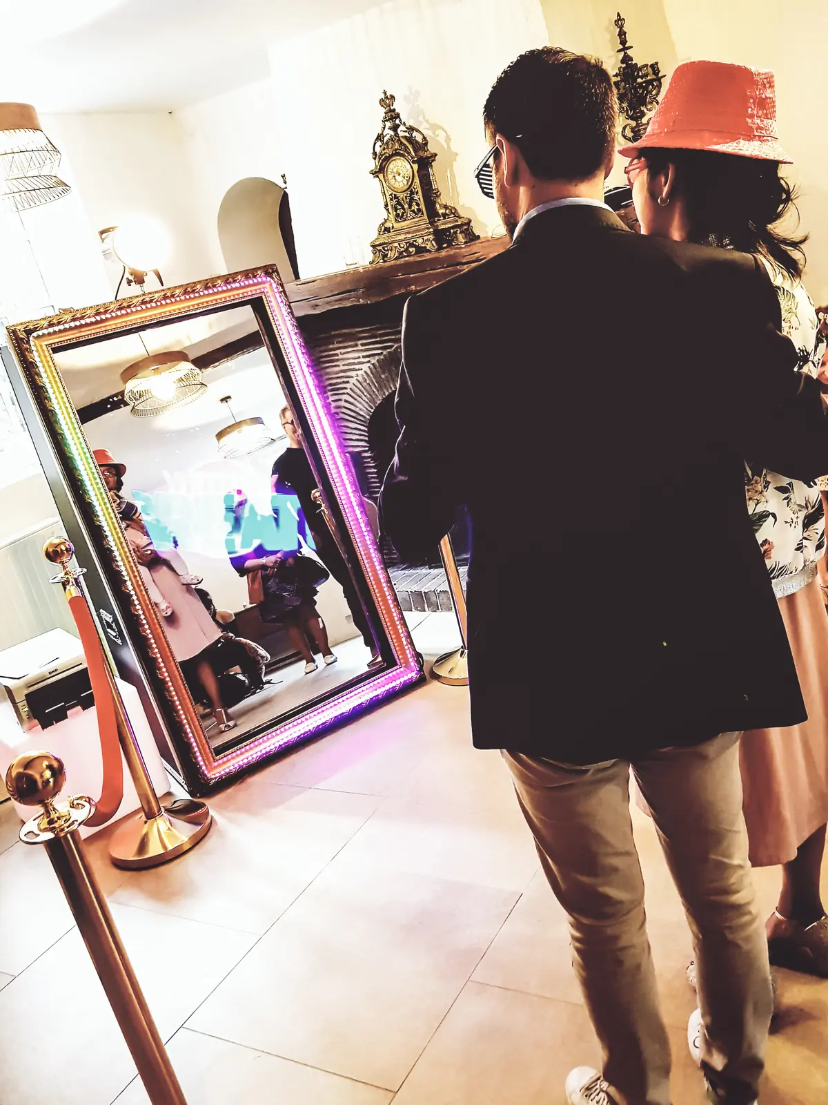 Photobooth miroir Smakk avec cadre doré lors d'un mariage élégant en domaine