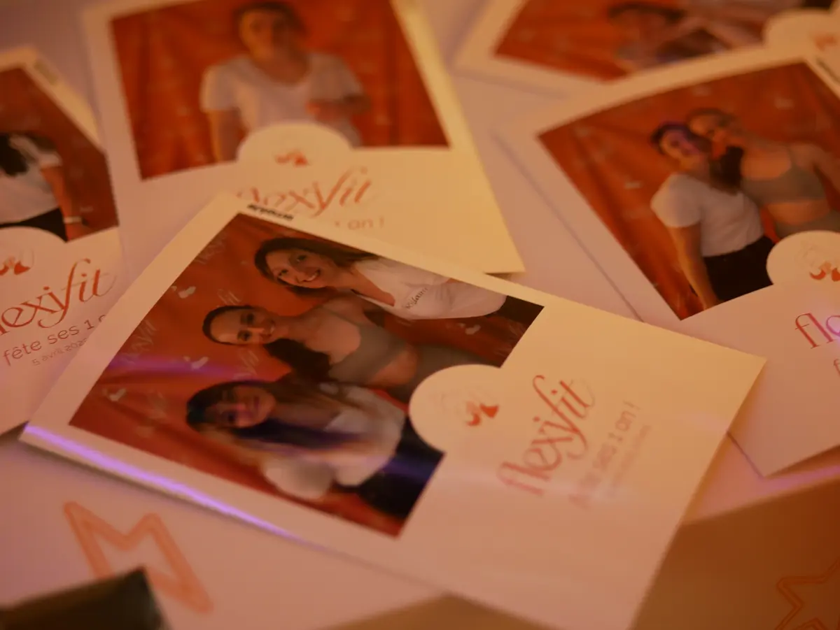 Tirages photo 10x15 personnalisés Flexifit posés sur une table après une soirée