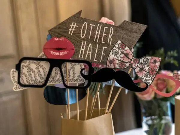 Accessoires photobooth chapeaux lunettes pancartes pour invités de mariage