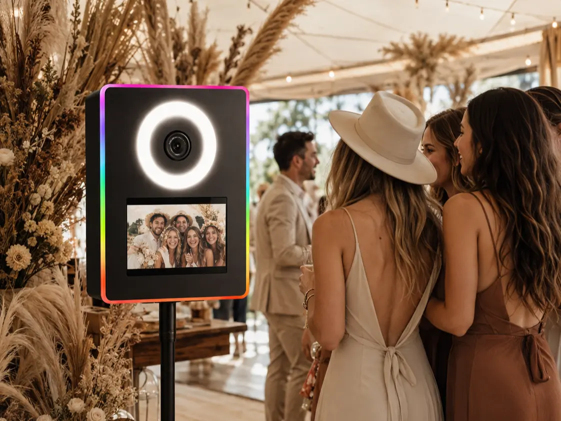 Invités devant la borne photo lors d'une réception