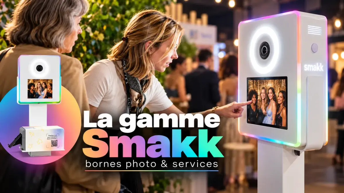 La gamme Smakk, bornes photo et services : une invitée choisit sa photo sur l'écran tactile de la borne lors d'une soirée