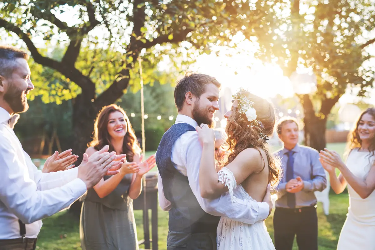 Photobooth de mariage Smakk avec couple de mariés et invités joyeux