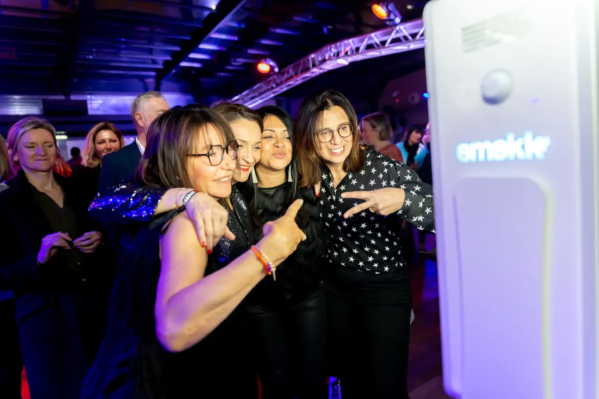 Mariage chic au domaine viticole avec photobooth miroir