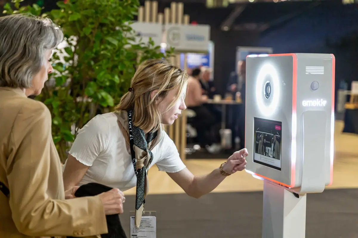 Invitée choisissant son filtre sur l'écran tactile de la borne photo Smakk