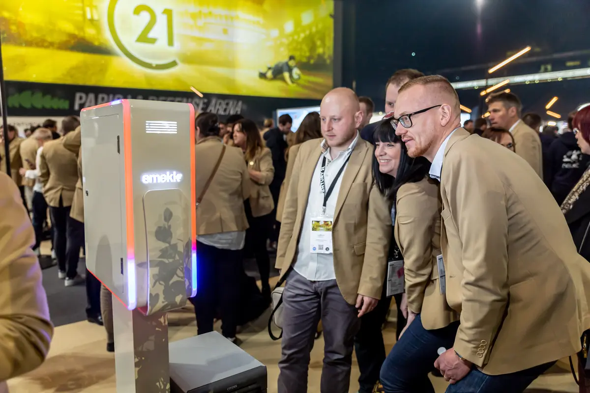 Collaborateurs Century 21 devant la borne Smakk à Paris La Défense Arena