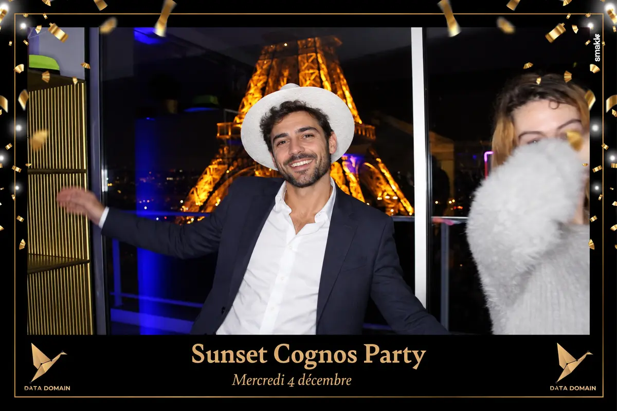 Tirage photobooth Smakk de la Sunset Cognos Party du groupe Accor, tour Eiffel illuminée en arrière-plan, décembre 2024