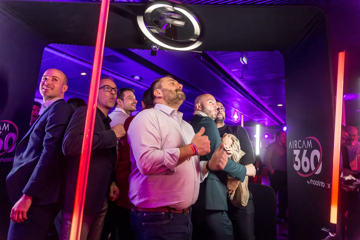Borne vidéo AirCam 360 Shootnbox — plateforme 360 degrés en action lors d'un événement de groupe