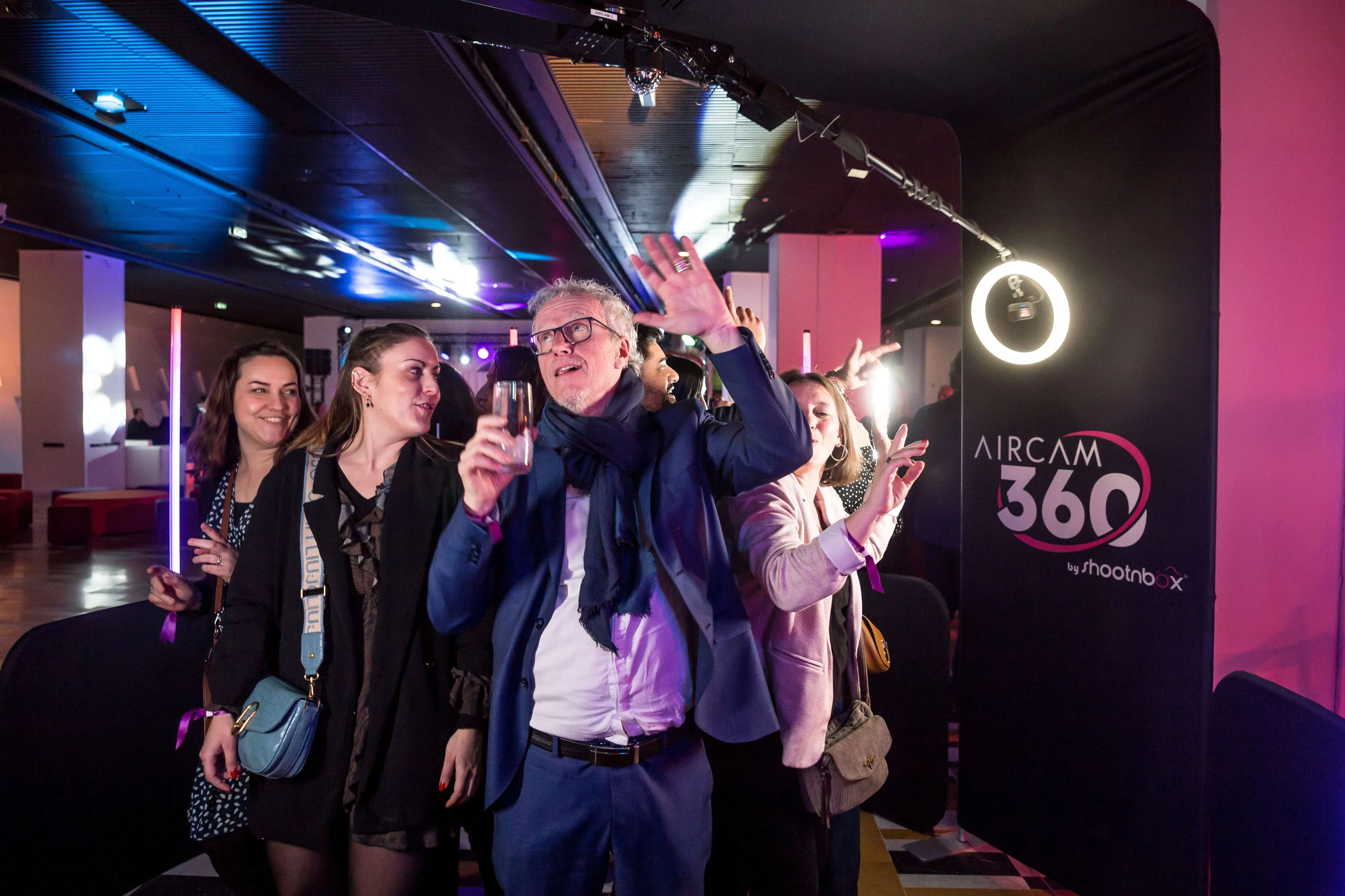 AirCam 360 Shootnbox — groupe de participants filmé à 360 degrés lors d'un événement festif