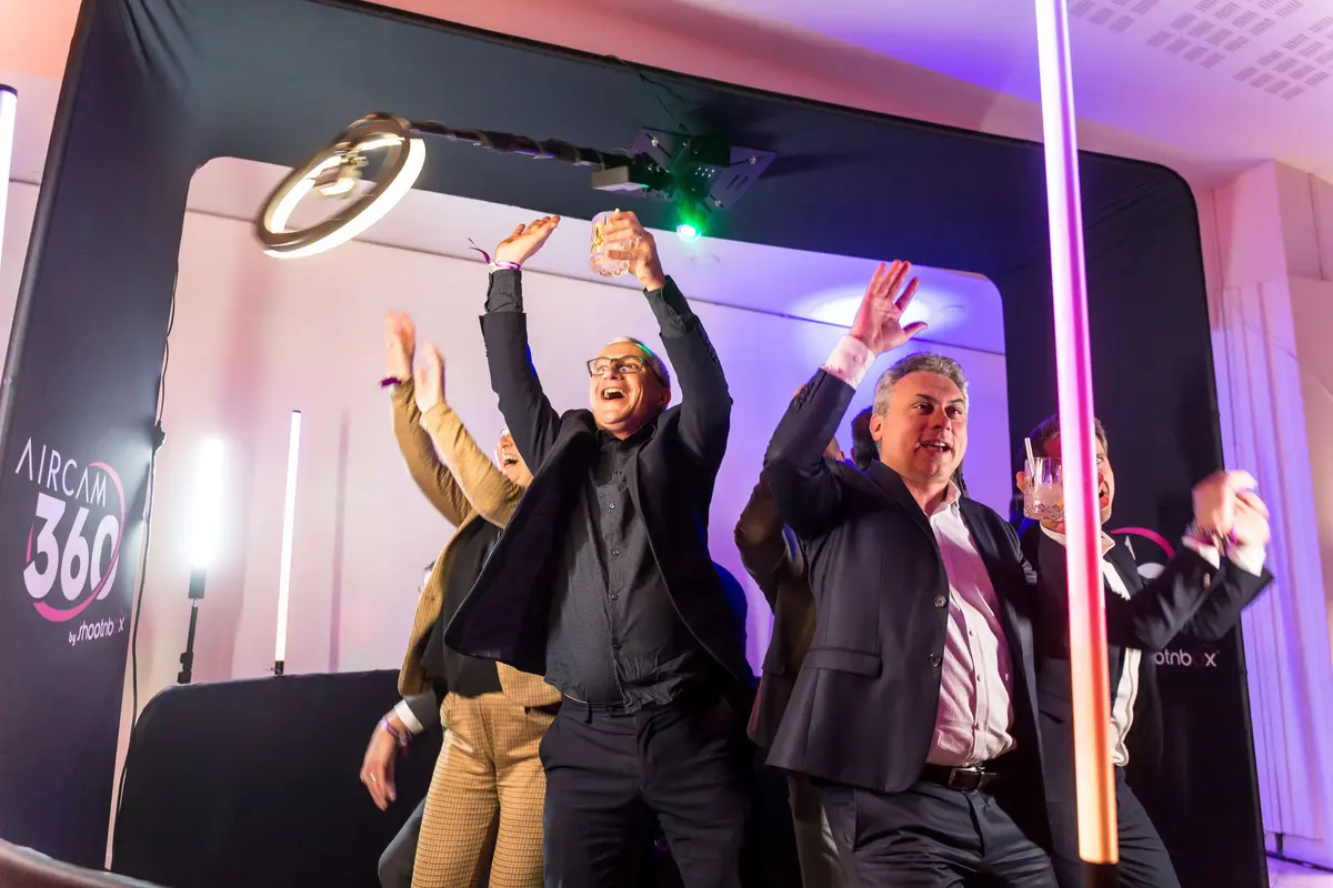AirCam 360 Shootnbox en action — groupe de participants filmé à 360 degrés lors d'un événement festif
