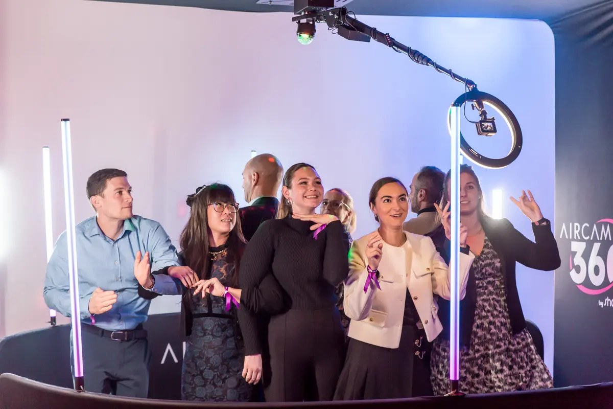 AirCam 360 Shootnbox vue d'ensemble — dimensions et plateforme avec groupe de participants