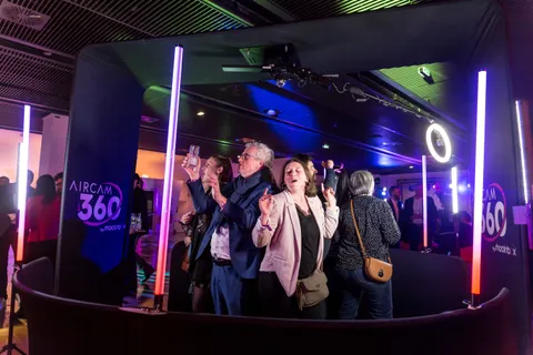 Mariage animé par l'Aircam 360 Shootnbox, mariés et invités filmés en vidéo aérienne 4K lors de la réception