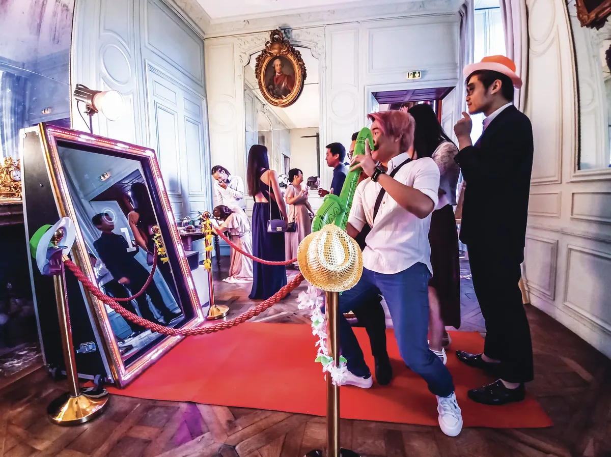 Borne Miroir Shootnbox — photomaton plein pied élégant avec cadre doré LED pour mariage prestige