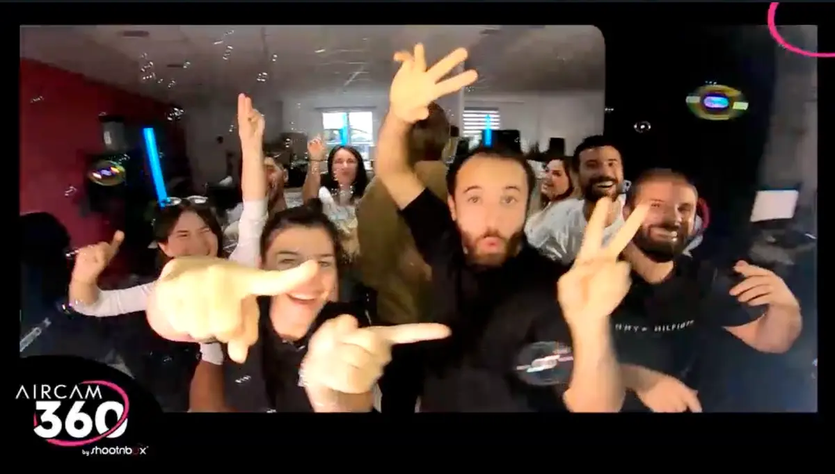 Groupe de collègues riant sur la plateforme AirCam 360 lors d'une soirée d'entreprise