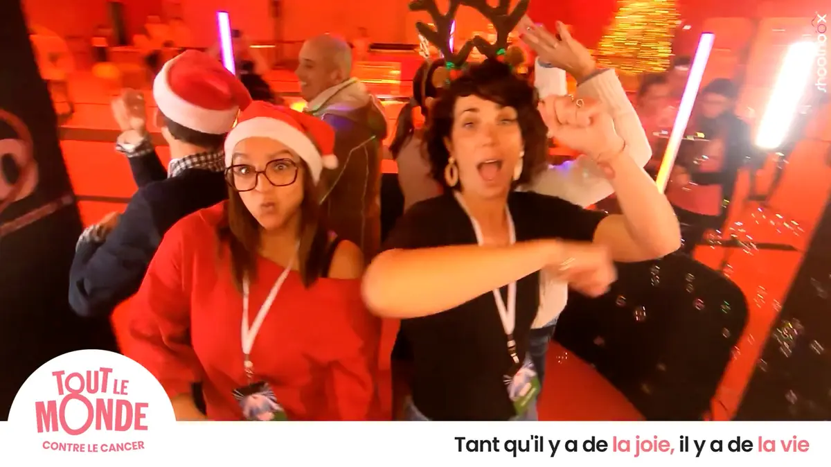 Participants souriants sur la plateforme AirCam 360 lors d'un séminaire d'entreprise