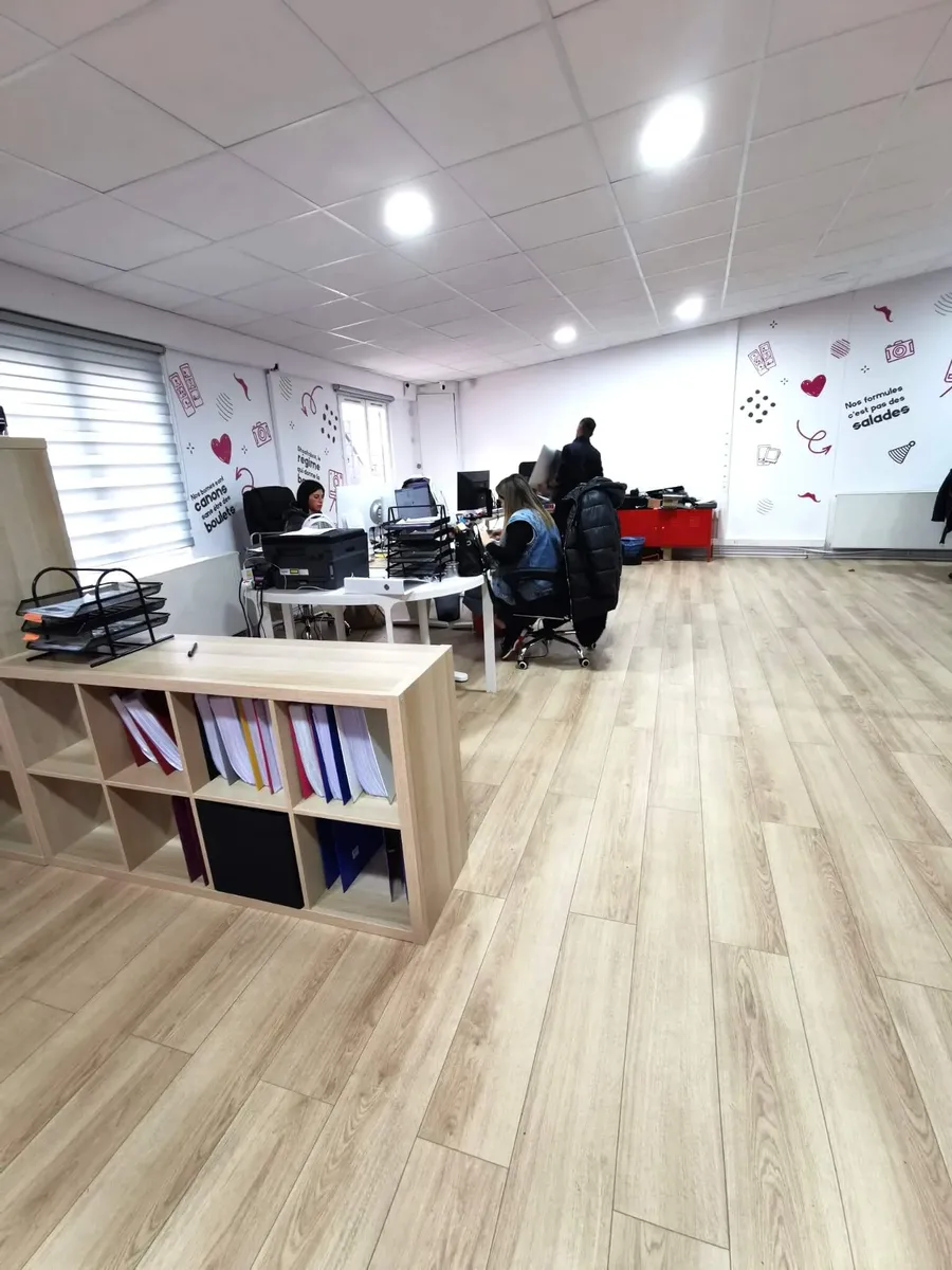 Intérieur du showroom Shootnbox avec les bornes exposées