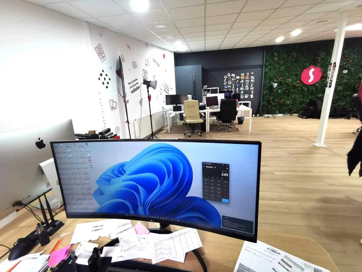 Équipe Shootnbox dans les bureaux — ambiance humaine et professionnelle
