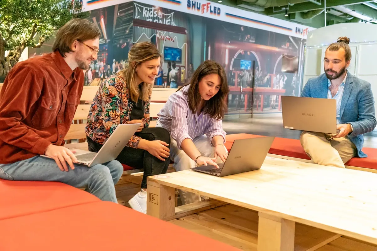 Atelier de préparation des bornes Shootnbox — techniciens en action