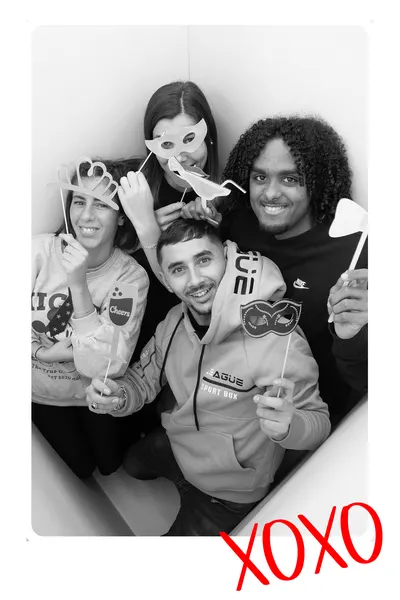 Photobooth d'entreprise Shootnbox lors d'une soirée corporate — invités en plein shooting festif