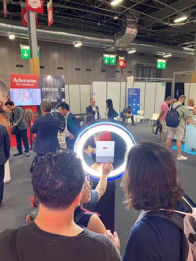 Photo selfie groupe lors d'un séminaire d'entreprise devant le photomaton Shootnbox