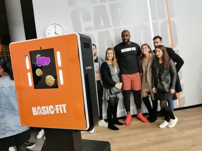 Borne photobooth personnalisée aux couleurs d'une marque lors d'un salon professionnel