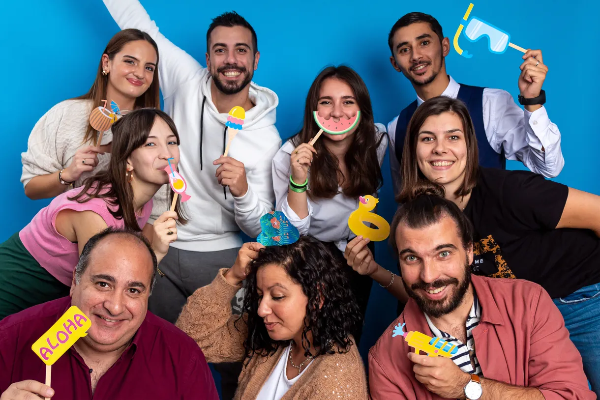 Les trois fondateurs de Shootnbox devant le showroom — portrait lifestyle