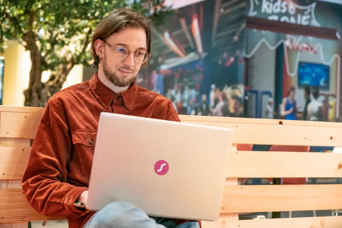 François Le Bail, responsable du site internet Shootnbox, travaillant sur son ordinateur portable