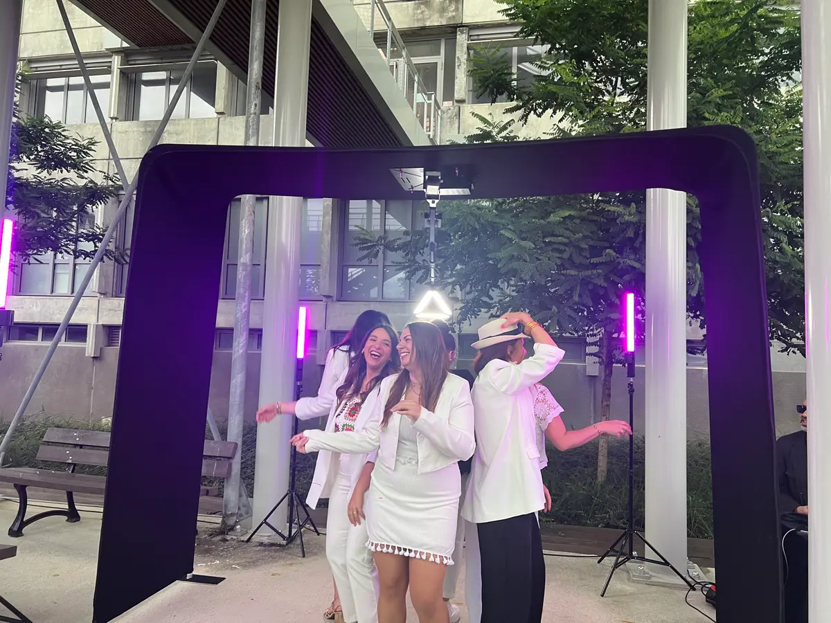 Opérateur Shootnbox avec l'AirCam 360 lors d'un salon professionnel