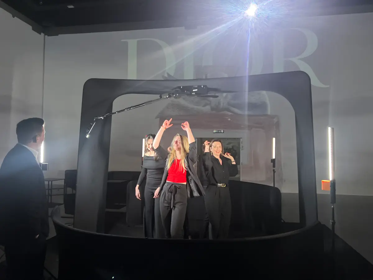 Vue panoramique de l'AirCam 360 en pleine soirée — effet spectaculaire vidéo 360 degrés