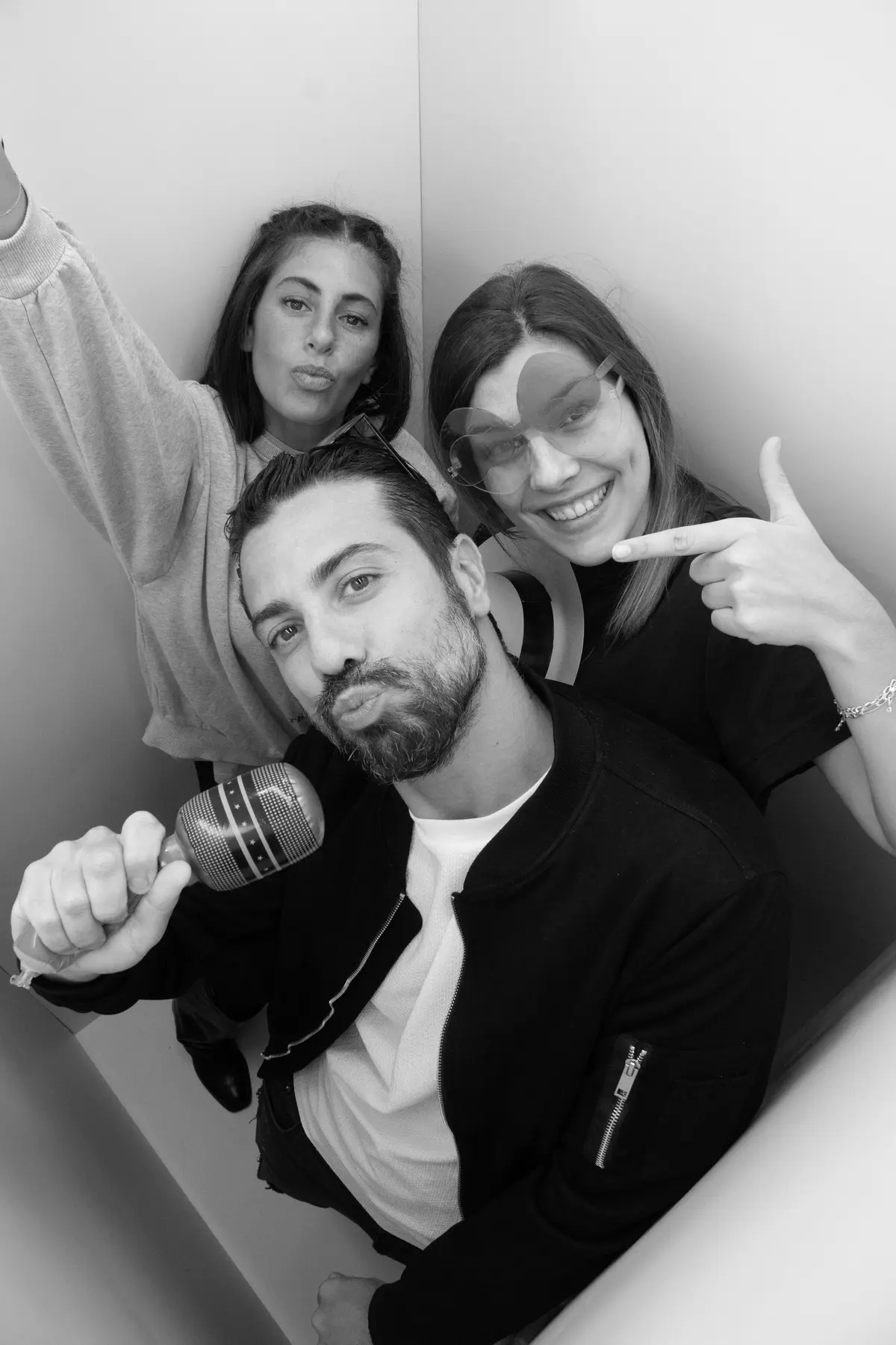 Fashion Box Shootnbox en action lors d'une soirée événementielle — invités qui posent devant l'objectif en plongée