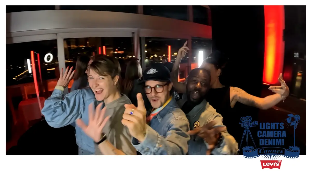Vue plongeante 4K d'invités en jeans Levi's filmés à 360° par l'AirCam Shootnbox lors d'un événement, tenues et chorégraphies sublimées par l'angle aérien