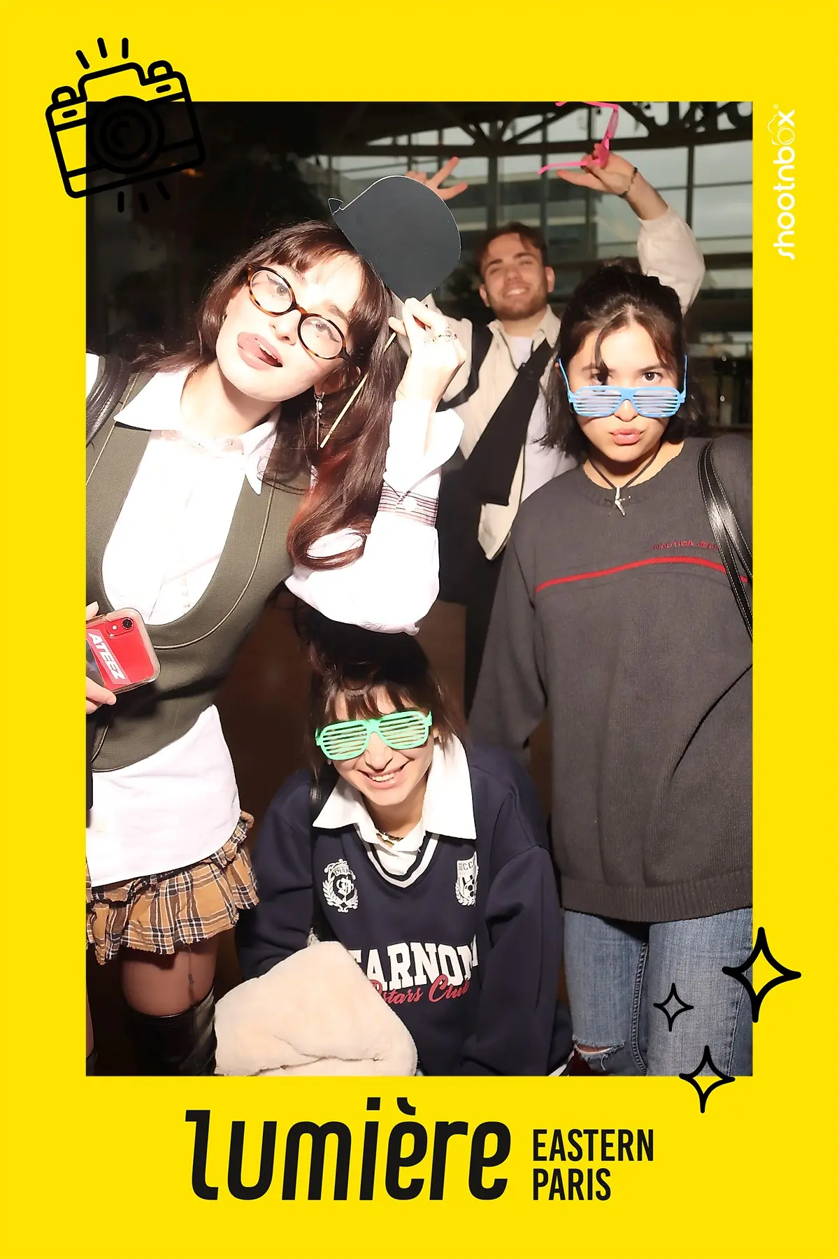 Photobooth miroir Shootnbox installé chez Lumières Eastern Paris, écran tactile interactif et flash professionnel
