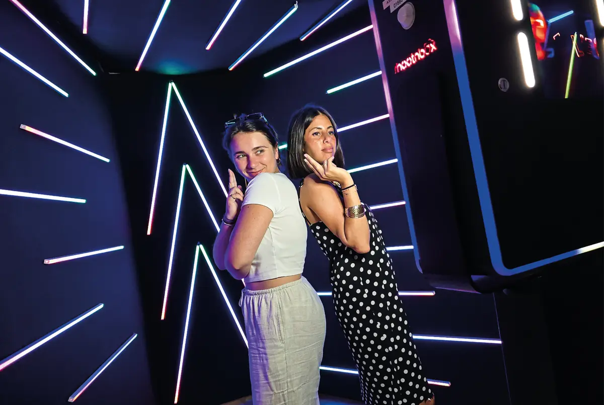 Le Vogue photocall 3D avec éclairage LED néon — mur lumineux spectaculaire Shootnbox Paris pour événements premium