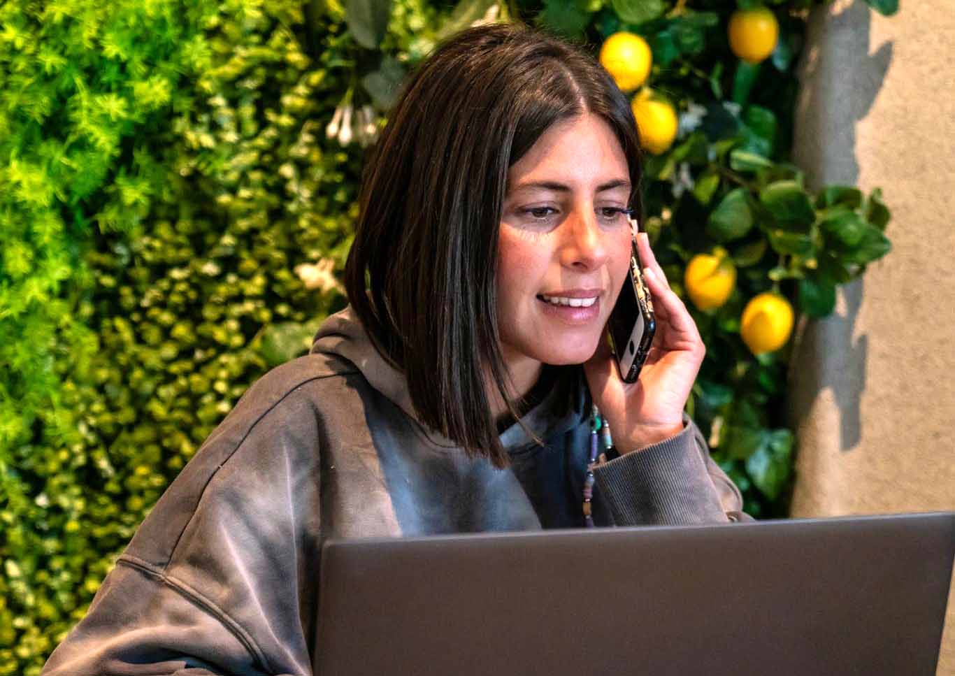 Équipe d'assistance technique Shootnbox disponible par téléphone pour votre photobooth de mariage