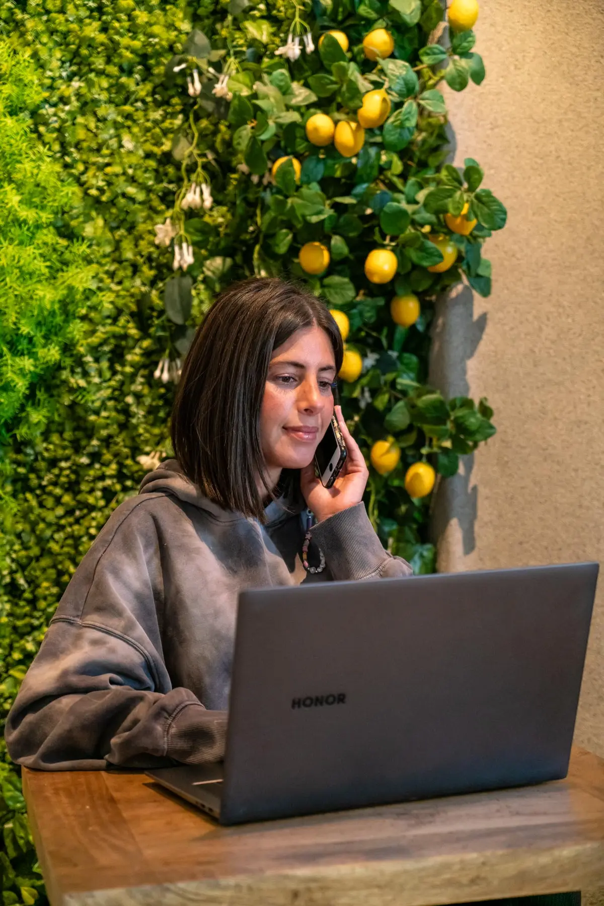 Sarah, commerciale Shootnbox, au téléphone avec un client devant son ordinateur