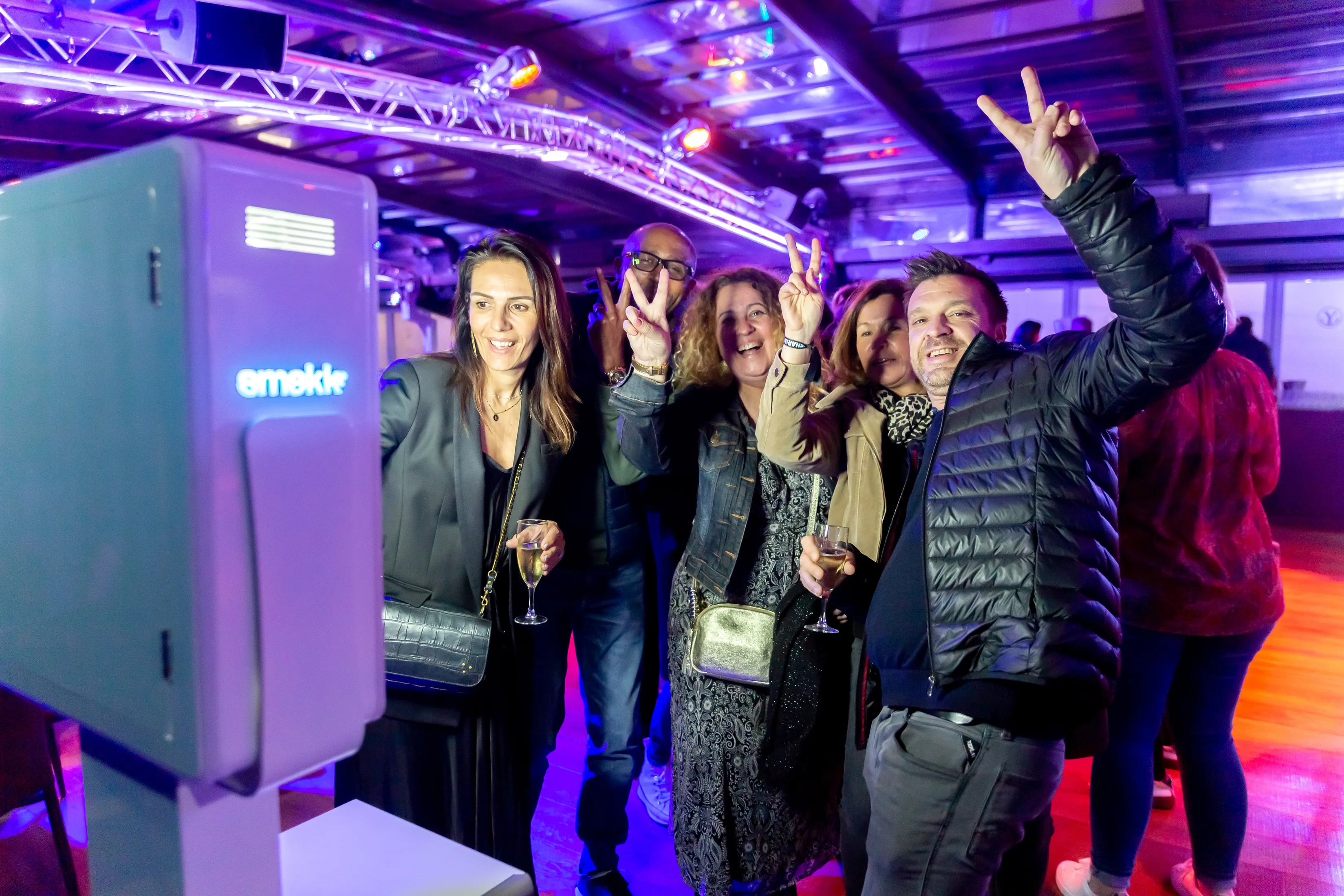 Ambiance d'événement festif avec photobooth Smakk en arrière-plan