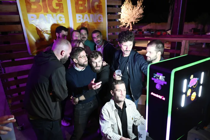 Ambiance festive devant la borne Vegas photobooth anniversaire avec accessoires